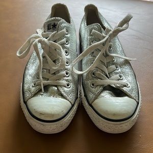 Shiny silver converse low Chuck Taylor all-stars